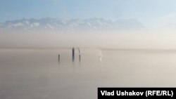 Трубы ТЭЦ над смогом. Бишкек