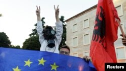 Dijete sa gas maskom na protestu protiv albanskog premijera Edija Rame 8. juna u Tirani.