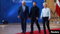 Președintele Consiliului European, Antonio Costa, președintele Ucrainei, Volodimir Zelenski și președinta Comisiei Europene, Ursula von der Leyen la summitul Uniunii Europene de la Bruxelles, pe 18 iunie 2026. 