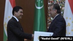 Türkmenistanyň prezidenti Gurbanguly Berdimuhamedow we Täjigistanyň prezidenti Emomali Rahman. 5-nji maý, 2014 ý.