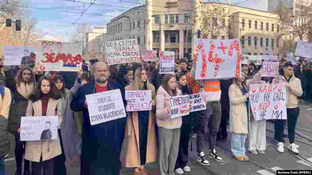 A&nbsp;diákok amellett, hogy megemlékeznek a tizenöt áldozatról, követelik, hogy növeljék meg a szerbiai költségvetésből az állami felsőoktatási intézmények költségeire szánt összeget húsz százalékkal. A képen a decemberi 17-i újvidéki felvonulás látható