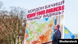 лакат із зображенням керівника РФ Володимира Путіна на акції протесту проти окупації Росією українського Криму. Вашингтон, 6 березня 2014 року