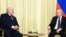 Руският президент Владимир Путин (вдясно) се среща с беларуския лидер Александър Лукашенко край Москва, 17 февруари.