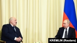 Belarusian strongman Alyaksandr Lukashenka (left) and Russian President Vladimir Putin (file photo)