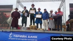 Награждение победителей первенства по укрощению скакунов в Монголии. Третий слева — Женисбек Серикулы.