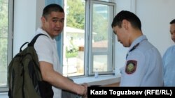 Предприниматель Искандер Еримбетов (слева), обвиняемый по делу «о мошенничестве», в Медеуском районном суде по уголовным делам. Алматы, 18 июля 2018 года.