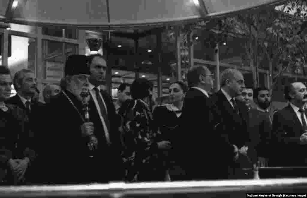 სასტუმრო "მეტეხი-პალასის" პრეზენტაცია. 1991 წელი. წინა რიგში საქართველოს კათოლიკოს-პატრიარქი ილია მეორე. ფოტოზე არიან - საქართველოს პრეზიდენტი ზვიად გამსახურდია, მაშინდელი პრემიერ-მინისტრი თენგიზ სიგუა, უზენაესი საბჭოს თავმჯდომარის მოადგილე ნემო ბურჭულაძე. ეს იყო ერთ-ერთი პირველი საერთაშორისო ბრენდის სასტუმრო საქართველოში, რომელიც დამოუკიდებლობის გამოცხადების შემდეგ გაიხსნა.