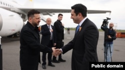 Ukrainian President Volodymyr Zelensky is welcomed by Armenian parliament speaker Alen Simonyan on May 3.
