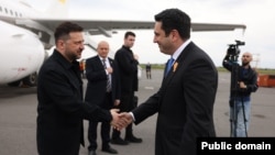 Ermənistan Milli Assambleyasının sədri Alen Simonyan Yerevan aeroportunda Ukrayna prezidenti Volodimir Zelenskini qarşılayır.