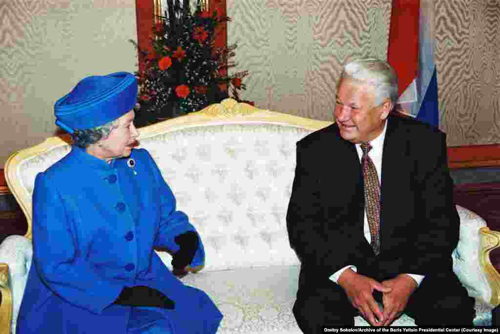 Regina Angliei Elisabeta a II-a discută cu președintele rus în timpul vizitei sale în Rusia, în octombrie 1994. Era pentru prima dată când un monarh britanic vizita&nbsp;Rusia. Relațiile dintre cele două țări au fost înrăutățite după ce bolșevicii i-au executat în 1918 pe țarul Nicolae al II-lea și pe familia acestuia. Țarul rus era vărul bunicului reginei Elisabeta. 