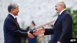Кыргыз президенти менен Беларус президенти Александр Лукашенко менен кол алышууда. 