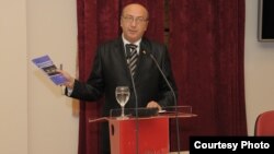 Благоја Петковски, автор на книгата „Дипломатски протокол и церемонијал, изградба, состојба и перспектива“.