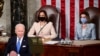 Președintele Joe Biden în Congres. Pentru prima dată, în spate stau două femei: vicepreședinta Kamala Harris (care este și președinta Senatului) și președinta Camerei Reprezentanților, Nacy Pelosi. Washington 29 martie 2021.