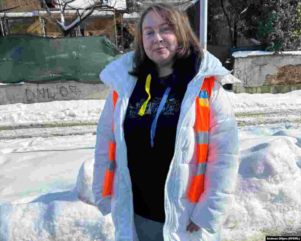 Victoria a venit în România la final de aprilie 2022, împreună cu pisica ei. Este originară din Odesa. În prezent, face voluntariat și lucrează mult cu ucrainenii care își caută de lucru în România.„Românii sunt încă foarte primitori cu ucrainenii. România e cea mai apropiată țară de țara mea”, spune Victoria.„Cei mai mulți dintre noi ar vrea să se întoarcă acasă, dar mulți nu mai au case, iar în prezent civilii stau în frig și nu au electricitate”, spune Victoria..