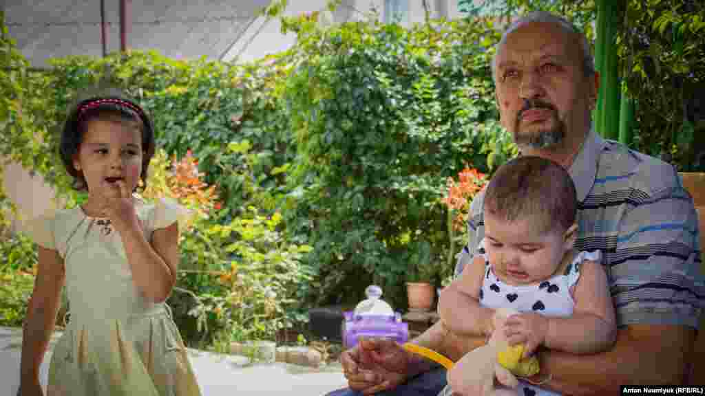 Рустем Мустафаєв з онуками