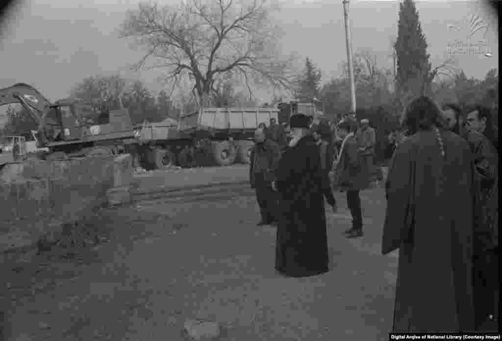 ილია მეორე სამების საკათედრო ტაძრის საძირკვლის ჩასხმის და კურთხევის დროს. 1995 წელი.