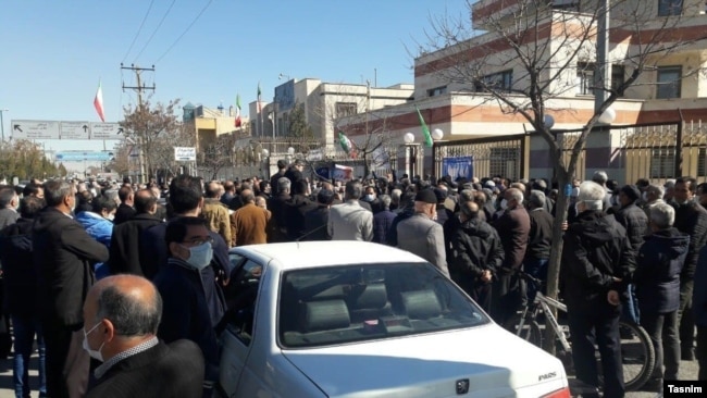 بازنشستگان تامین اجتماعی معترض هستند که حقوق آنها دست‌کم ۵۰ درصد از نرخ تورم عقب است.