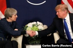 Președintele Donald Trump la întîlnirea cu premierul britanic Theresa May la Davos