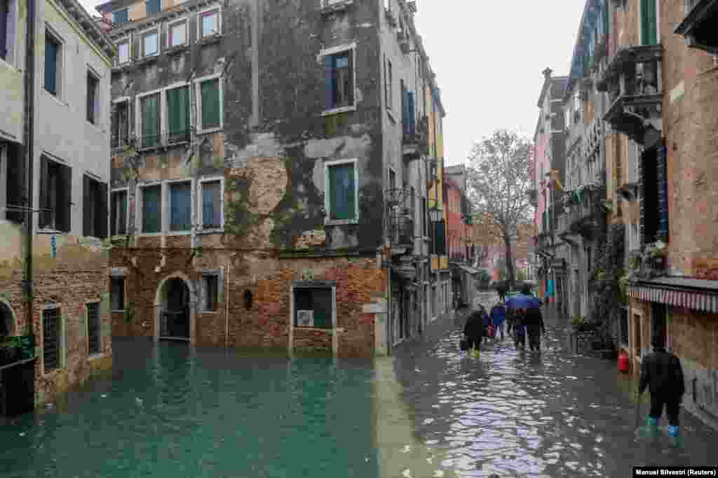 Vodostaj u Veneciji dostigao je u utorak (12.11.) nivo od 187 centimetara.