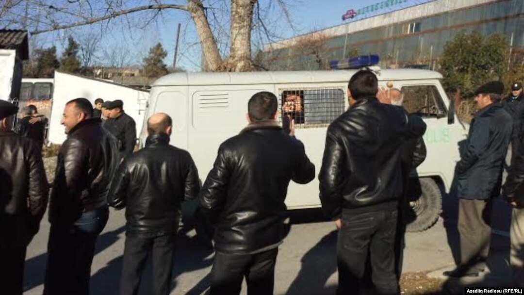 Təqsirləndirilən şəxslər məhkəməyə gətirilərkən
