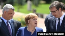 Kancelarja Angela Merkel (mes), presidenti serb Aleksandar Vuçiq (djathtas) dhe presidenti i Kosovës, Hashim Thaçi, gjatë Samitit të Berlinit.