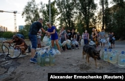 Проблеми з водою в окупації можуть бути частиною системного підходу Росії з «зачистки» корінного, каже Денис Казанський. На фото: черга до водовозу в окупованому Донецьку, 21 серпня 2025 року