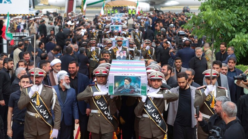 Turma të mëdha mblidhen në Teheran për ceremoninë e varrimit të Raisit