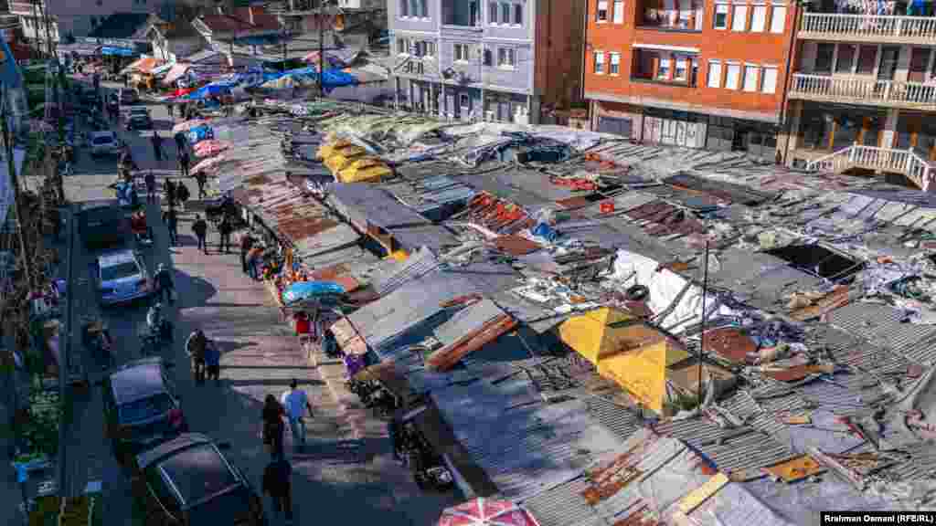 Në gjendje të mjerueshme gjenden edhe tregjet e gjelbra, si ky që gjendet në pjesën e vjetër të qytetit të Prishtinës. Ky treg gjendet kjo larg institucioneve kryesore të Kosovës, Kuvendit, Presidencës dhe Qeverisë së Kosovës. 