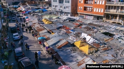 Në gjendje të mjerueshme gjenden edhe tregjet e gjelbra, si ky që gjendet në pjesën e vjetër të qytetit të Prishtinës. Ky treg gjendet kjo larg institucioneve kryesore të Kosovës, Kuvendit, Presidencës dhe Qeverisë së Kosovës. 