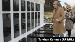 Стивен Корн на Аллее Шехидов, Баку, 12 марта 2012