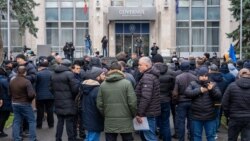 Câteva zeci de agricultori, în special din sudul țării, au participat la un protest în fața Guvernului pe 10 decembrie.