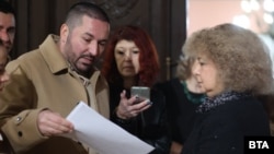 Николай Попов връчва част от организираната от него подписка на председателката на Върховния касационен съд Галина Захарова, 21 ноември 2025 г.