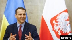 Ministrul polonez al Apărării, Radosław Sikorski, într-o conferință de presă susținută la Kiev. 