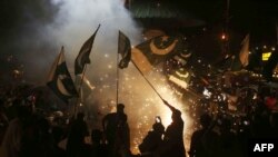 جشن گرفتن آتش‌بس تازه در حیدرآباد پاکستان
