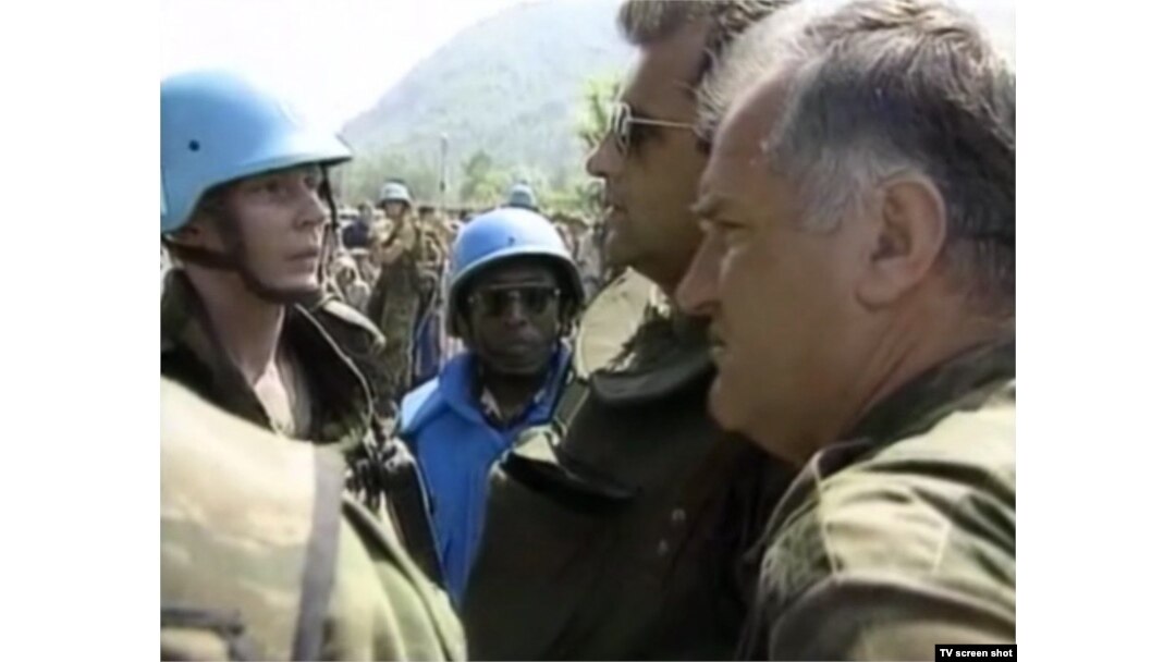 Mladić i Kingori u Srebrenici, srpanj, 1995.