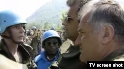 Ratko Mladić sa vojnicima UN-a u Srebrenici 1995.