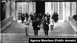 Delegația ungară părăsind Palatul Trianon, Versailles, după semnarea tratatului, 4 iunie 1920