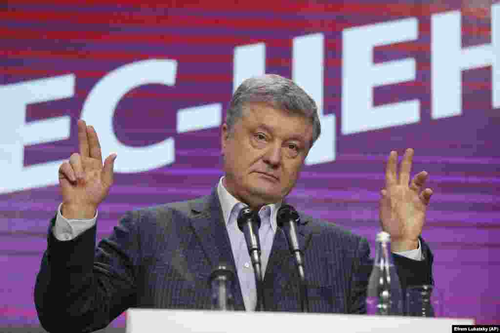 Ukrainian President Petro Poroshenko gestures while speaking at his headquarters in Kyiv&nbsp;after the election, March 31, 2019. (AP/Efrem Lukatsky)