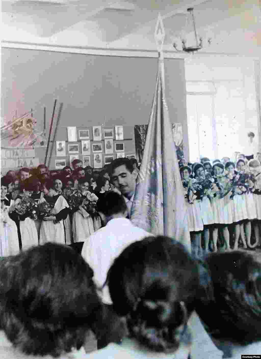 Ghenadi Babaean înmânează stema școlii la ceremonia de absolvire a clasei 11. Sumgait, Azerbaidjan, 1965