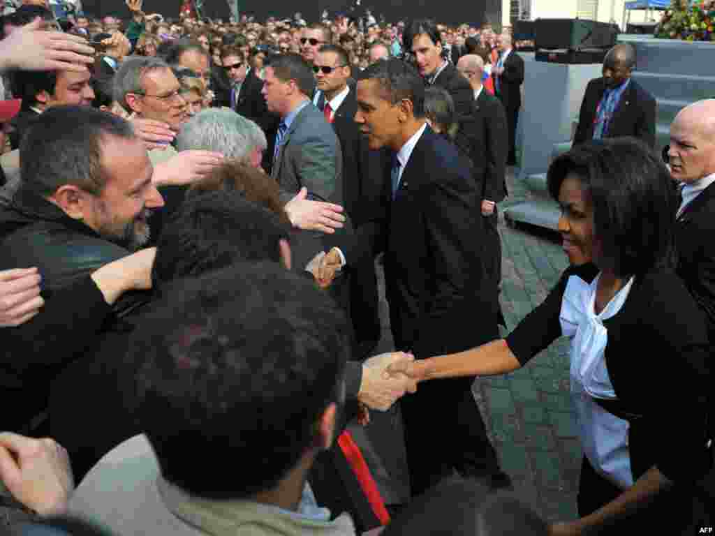 Predsednik SAD i prva dama - Američki predsednik Barak Obama i njegova supruga Mišel se pozdravljaju sa građanima koji su u prvim redovima prisustvovali govoru koji je na Hradčanskom trgu u Pragu održao predsednik SAD.