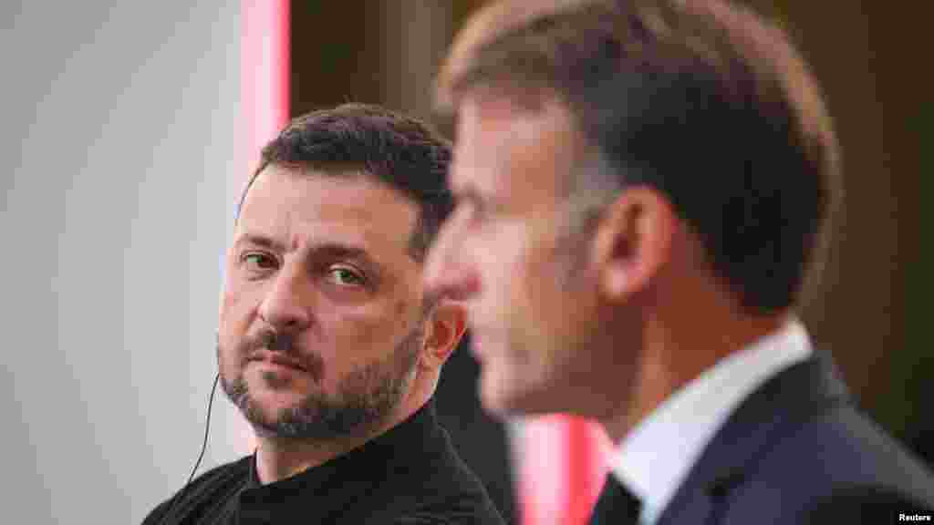 Huszonhat ország ígéretet tett arra, hogy a háború utáni biztonsági garanciákat nyújtanak Ukrajnának, amely magában foglalja a szárazföldi, tengeri és légi nemzetközi erőket – közölte Emmanuel Macron francia elnök csütörtökön, Kijev szövetségeseinek csúcstalálkozója után. Macron azt is hozzátette, hogy a csúcstalálkozó után telefonbeszélgetést folytatottak Donald Trump amerikai elnökkel, és a következő napokban véglegesítik a garanciákhoz való amerikai hozzájárulást