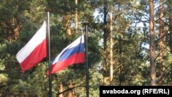 Прапори Польщі та Росії біля місця трагедії