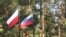 Российский и польский флаг на Катынском мемориале