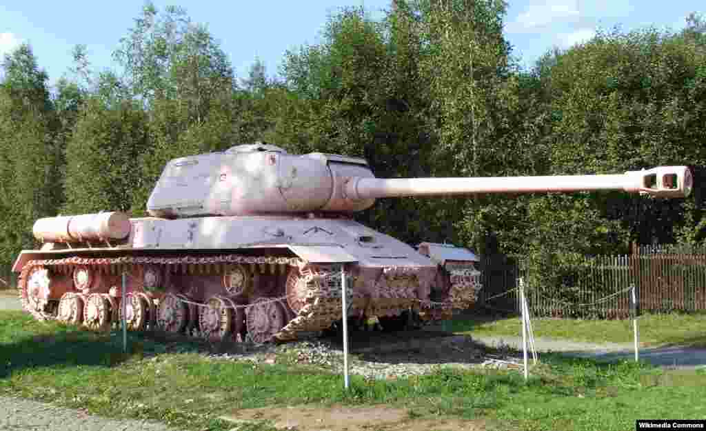 Алқызыл түсті әлеміш совет танкі Прага түбіндегі Лешаны ауылында тұрған Әскери-техникалық мұражайға апарып тасталды. 