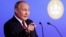Президент России Владимир Путин на Петербургском экономическом форуме в 2022 году. Архивное фото 