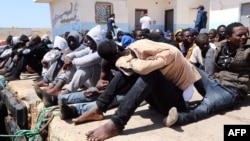 در تصویر مهاجران غیرقانونی در بندر طرابلس در لیبی دیده می‌شوند
