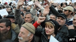 Протестующие скандируют лозунги перед зданием парламента в Тбилиси, 10 апреля 2009