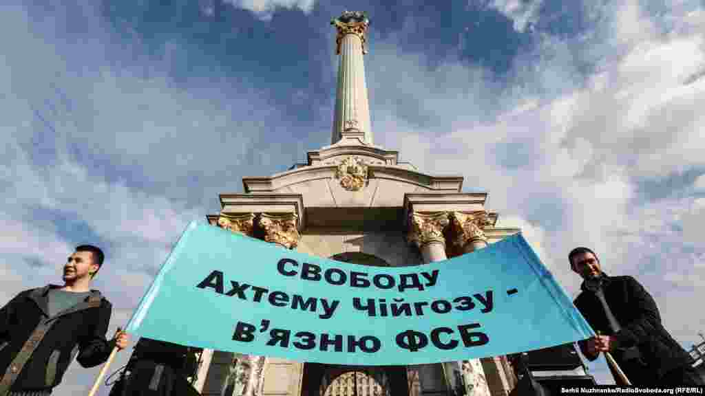 Supporters hold a sign saying &quot;Freedom for Akhtem Chyigoz, a prisoner of the FSB&quot;, Russia&#39;s Federal Security Service. &nbsp;