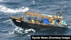 Архивска фотографија- Севернокорејски риболовен брод во Јапонско Море. 