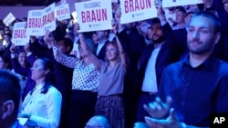 A keményvonalas jobboldali Konföderáció párt támogatói Grzegorz Braun jelölt nevét tartalmazó táblákkal Katowicében szeptember 23-án. A Konföderáció népszerűsége egyre nő, különösen a fiatal férfiak körében